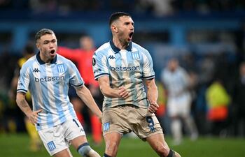El delantero de Racing, Adrián Martínez, celebra el segundo gol de su equipo durante el partido de vuelta de los octavos de final de la Copa Libertadores entre Racing de Avellaneda y Peñarol, en el estadio Presidente Juan Domingo Perón (El Cilindro).