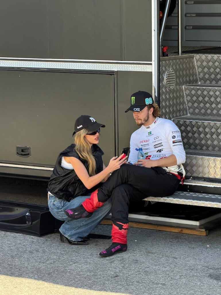 Oliver Solberg y Chloé Chambers durante una pausa en el Rally de Estonia. (Instagram/Oliver Solberg)