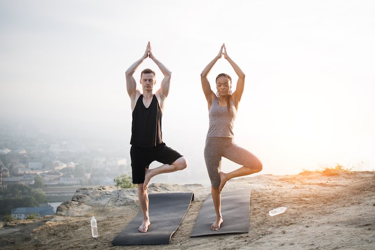 Pararse en una pierna.