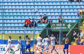 Los jugadores de Independiente de Campo Grande celebran un gol en el partido frente a Deportivo Capiatá por la fecha 29 de la División Intermedia 2025 en el estadio Erico Galeano, en Capiatá, Paraguay.