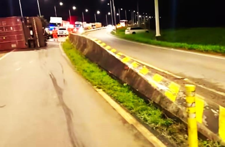 El vuelco de un camión de gran porte generó congestión en el tránsito vehicular en Carapeguá.