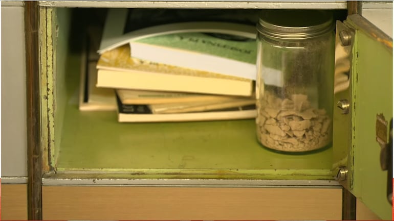 Varios libros y un poco de arcilla fueron depositados en el sitio dedicado a Josefina Plá en la Caja de las Letras.