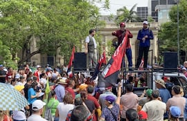 AME2959. ASUNCIÓN (PARAGUAY), 11/03/2026.- Personas participan en una manifestación en contra a la reforma de jubilaciones este miércoles, en Asunción (Paraguay). Los gremios de docentes en Paraguay lideran una segunda jornada de protestas en contra de una reforma del sistema de jubilaciones y pensiones del sector público, conocido como la 'caja fiscal', que el Senado discute en medio de marchas y de una fuerte custodia policial. EFE/ Ron González