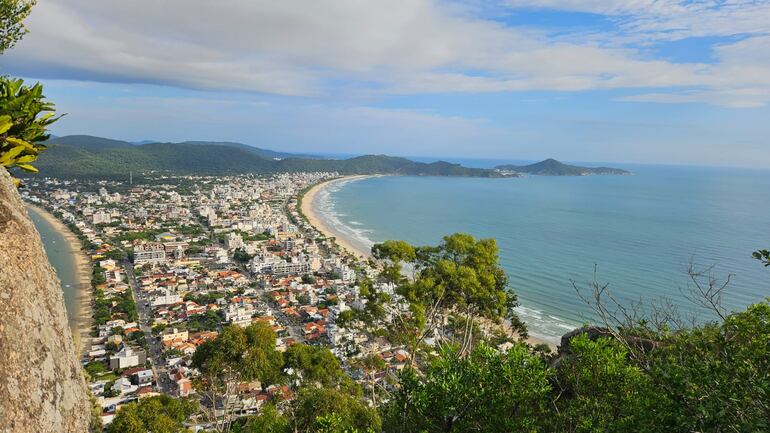 Vista del mar de fora y mar de dentro de Canto Grande, desde el Morro do Macaco, en Bombinhas.