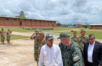 El ministro de Defensa (camisa blanca) es saludado por el comandante del Bimi, Coronel Carlos Casco.