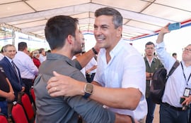 El presidente Santiago Peña y el ministro de la Niñez, Walter Gutiérrez.