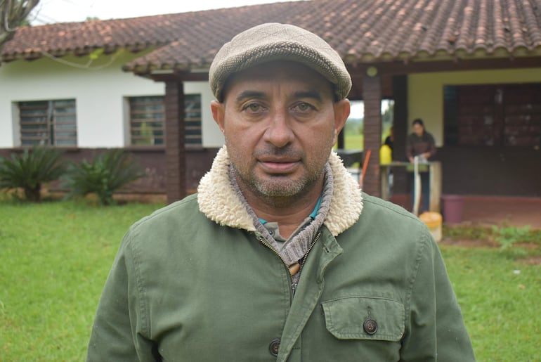 El profesor Osvaldo Lezcano, director escolar, pide a los organismos correspondientes la construcción de una cocina comedor.