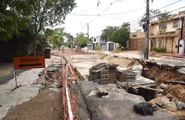 Vista de Nuestra Señora del Carmen casi Capitán Maciel, zona de obras de Santo Domingo. Los trabajos están parados y no hay obreros.
