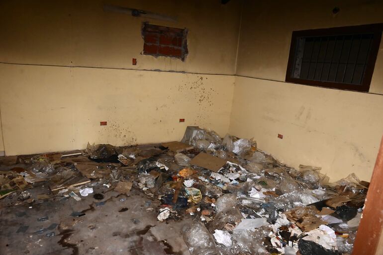 El local abandonado que causa terror en la comunidad educativa, ubicado al lado de la escuela Carlos A. López. El predio pertenece al MEC, pero es un local abandonado.