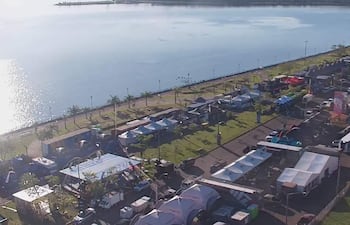 Vista aérea de carpas y contenedores en la Costanera de Encarnación, sin personas visibles.