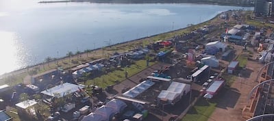Vista aérea de carpas y contenedores en la Costanera de Encarnación, sin personas visibles.