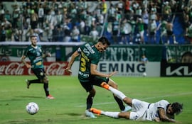 Javier Vallejos (3), de Rubio Ñu, y Elvio Vera (10, piso), del Sportivo Ameliano, durante una de las tantas disputas de balón que tuvo el partido esta noche.