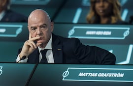 El presidente de la FIFA, Gianni Infantino, observa durante el 76.º Congreso de la FIFA 2026 en Vancouver, Canadá.