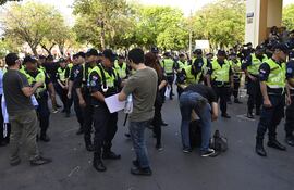 Agentes policiales revisan las mochilas de los asistentes a la marcha de la Generación Z, el domingo 28 de setiembre.