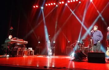 Lito Vitale, Ricardo Flecha y Juan Carlos Baglietto en un momento del espectáculo, enmarcado en el Festival Únicos, que ofrecieron anoche en el Teatro del Centro Paraguayo Japonés.