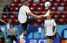Warsaw (Poland), 13/08/2024.- Real Madrid's Kylian Mbappe attends the team's training session at the PGE National Stadium in Warsaw, Poland, 13 August 2024. Real Madrid will face Atalanta BC in the UEFA Super Cup soccer match on 14 August in Warsaw. (Polonia, Varsovia) EFE/EPA/Leszek Szymanski POLAND OUT