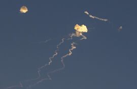 Kyiv (Ukraine), 17/11/2024.- La defensa aérea ucraniana intercepta ataques aéreos sobre Kiev, Ucrania, el 17 de noviembre de 2024. Las fuerzas rusas lanzaron un "ataque combinado masivo que tuvo como objetivo todas las regiones de Ucrania" durante la noche y la mañana con alrededor de 120 misiles y 90 vehículos aéreos no tripulados (UAV), dijo el presidente ucraniano Zelensky (Zelenski, Rusia, Ucrania, Kiev) EFE/EPA/MAXYM MARUSENKO