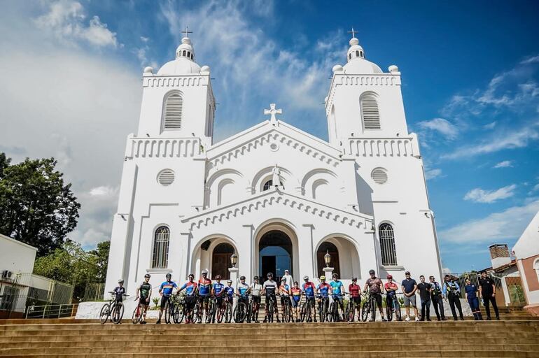 Turistas en Encarnación durante Semana Santa frente a la Catedral Nuestra Señora de Encarnación.