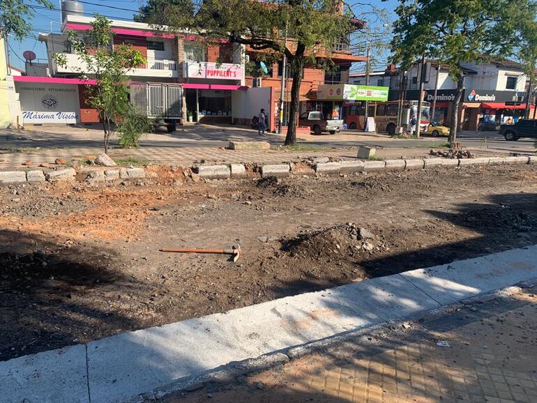 No hay mucha gente trabajando en la avenida. Varias maquinarias y herramientas paradas. 