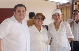 El diputado Arturo Urbieta, la gobernadora Liz Meza y la diputada Virina Villanueva.