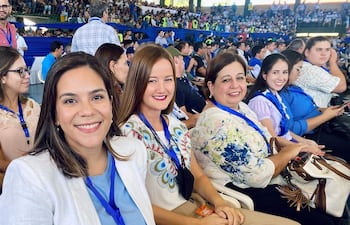 Johanna Ortega (i), Soledad Núñez y la senadora Esperanza Martínez en una convención del PLRA.