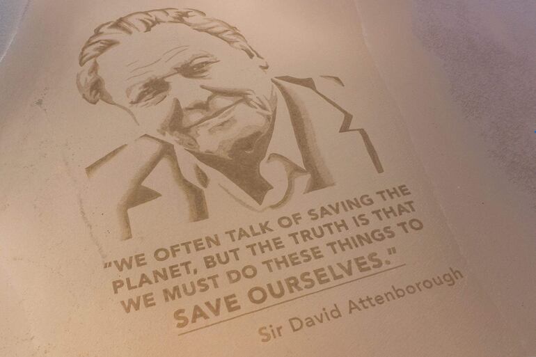 Esta fotografía aérea tomada el 6 de mayo de 2026 muestra un dibujo en la arena de David Attenborough realizado por la organización artística Sand In Your Eye en la playa de Morecambe, en el norte de Inglaterra, para celebrar su cumpleaños número 100.
