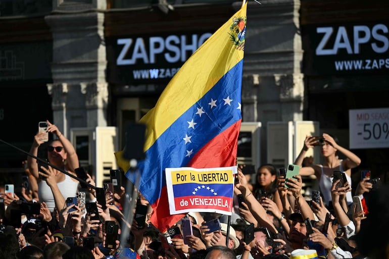 Simpatizantes de María Corina Machado se reúnen para escuchar a la líder de la oposición venezolana en la Puerta del Sol de Madrid. Los partidos de derecha de España mostraron su apoyo a la figura de la oposición venezolana y ganadora del Premio Nobel de la Paz María Corina Machado, quien rechazó una reunión con el primer ministro izquierdista del país, considerándola 'inapropiada' por el momento. 