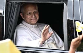 El papa León XIV llega a una reunión con estudiantes y profesores de la Universidad Católica, en Douala, Camerón.