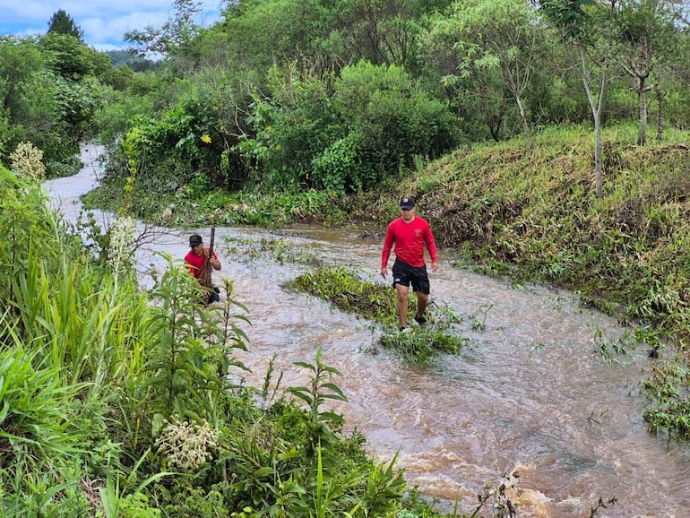 Buscan a adolescente desaparecida que cayó a un arroyo durante temporal en Cambyretá