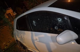 El vehículo fue afectado por varios disparos con pistola calibre 9 mm.