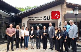 La directora país de Koica, Hyeyoung Shin, junto a voluntarios y el consejo directivo de APABECO.