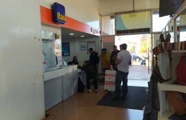 Agentes policiales se encuentran en el lugar asaltado para el procedimiento de rigor.