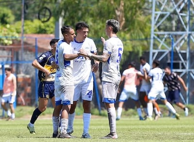 Componentes del bloque defensivo del Independiente de Campo Grande festejan uno de los goles, mientras en el fondo se desata la verdadera "locura" por la conversión.