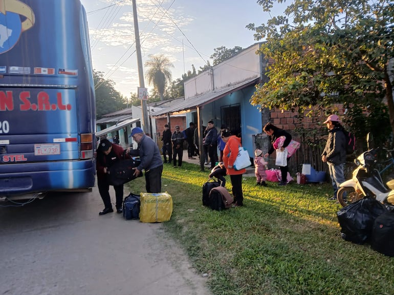 Grupo de personas en Fuerte Olimpo, abordando el colectivo