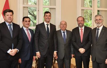 El martes último, 16 de abril, el mandatario paraguayo Santiago Peña, acompañado por los ministros de Relaciones Exteriores e Industria, Rubén Ramírez y Javier Giménez, sostenía con el jefe de Itamaraty, Mauro Vieira, y el ministro de Minas y Energía del Brasil Alexandre Silveira, la que tal vez sea la última reunión de la etapa de negociación de la tarifa 2024 de Itaipú