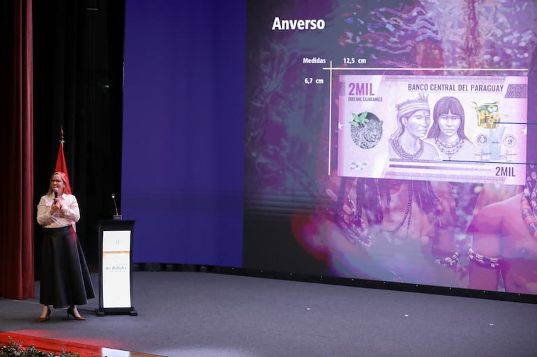 La integrante del directorio del Banco Central del Paraguay, Liana Caballero, presenta el nuevo billete de 2000 guaraníes este lunes.