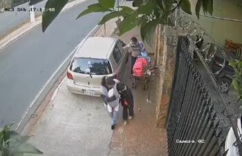 El auto estaba estacionado sobre la vereda, unos transeúntes pasaban por el lugar y luego rayaron el vehículo.