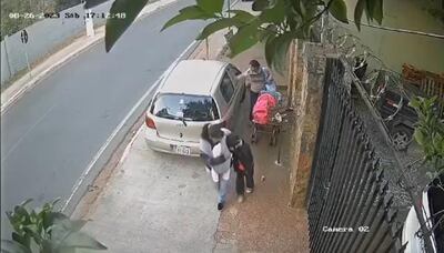 El auto estaba estacionado sobre la vereda, unos transeúntes pasaban por el lugar y luego rayaron el vehículo.