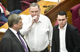 Los senadores colorados Natalicio Chase, Javier Zacarías Irún y Hernán Rivas, durante la sesión en la que se discute la pérdida de investidura de la senadora Kattya González.