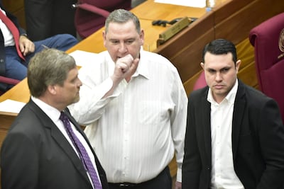 Los senadores colorados Natalicio Chase, Javier Zacarías Irún y Hernán Rivas, durante la sesión en la que se discute la pérdida de investidura de la senadora Kattya González.