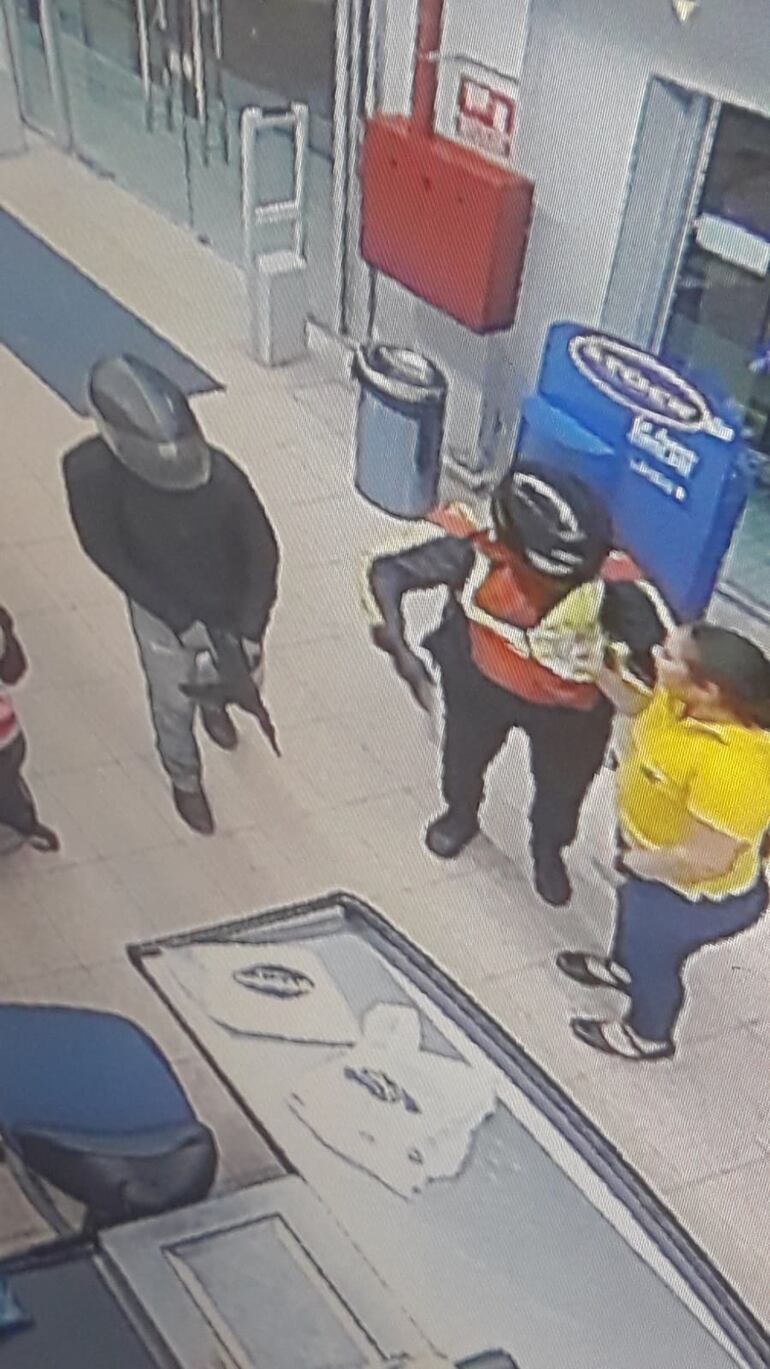 Uno de los desconocidos que hurtó el supermercado redujo a las cajeras y  se apoderaron de la recaudación del día.