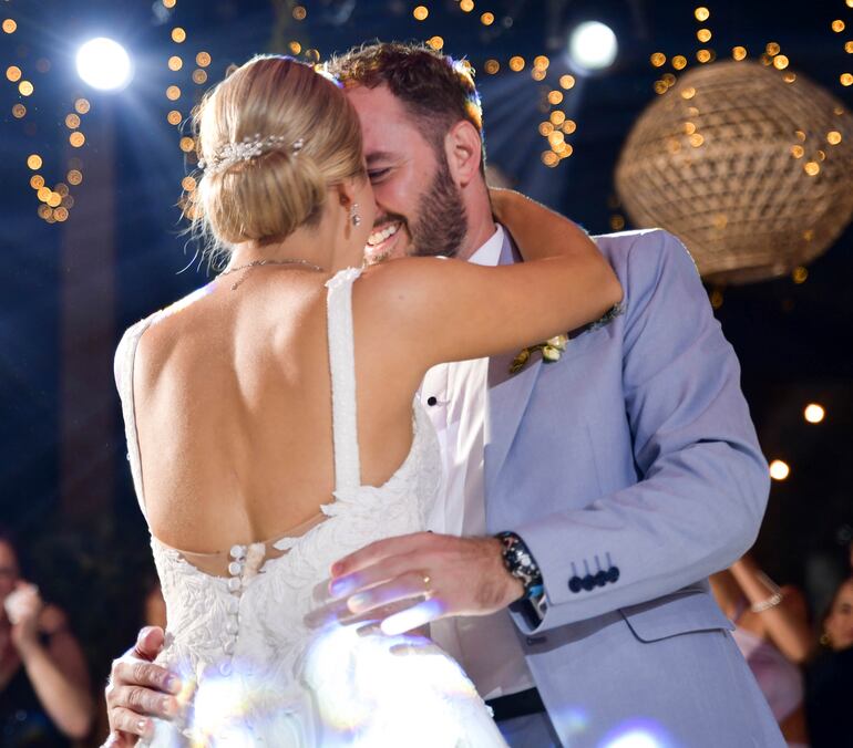 Muy felices y enamorados Camila Acedo y José Soler, disfrutando de su fiesta de bodas.