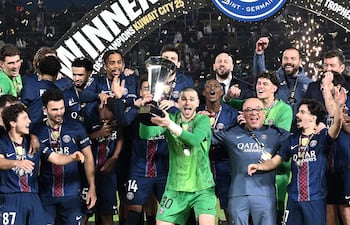 "El portero francés del Paris Saint-Germain, Lucas Chevalier, y sus compañeros celebran con el trofeo tras ganar el partido de fútbol del Trofeo de Campeones de Francia entre el Paris Saint-Germain (PSG) y el Olympique de Marsella (OM) en el Estadio Internacional Jaber Al-Ahmad en la ciudad de Kuwait.