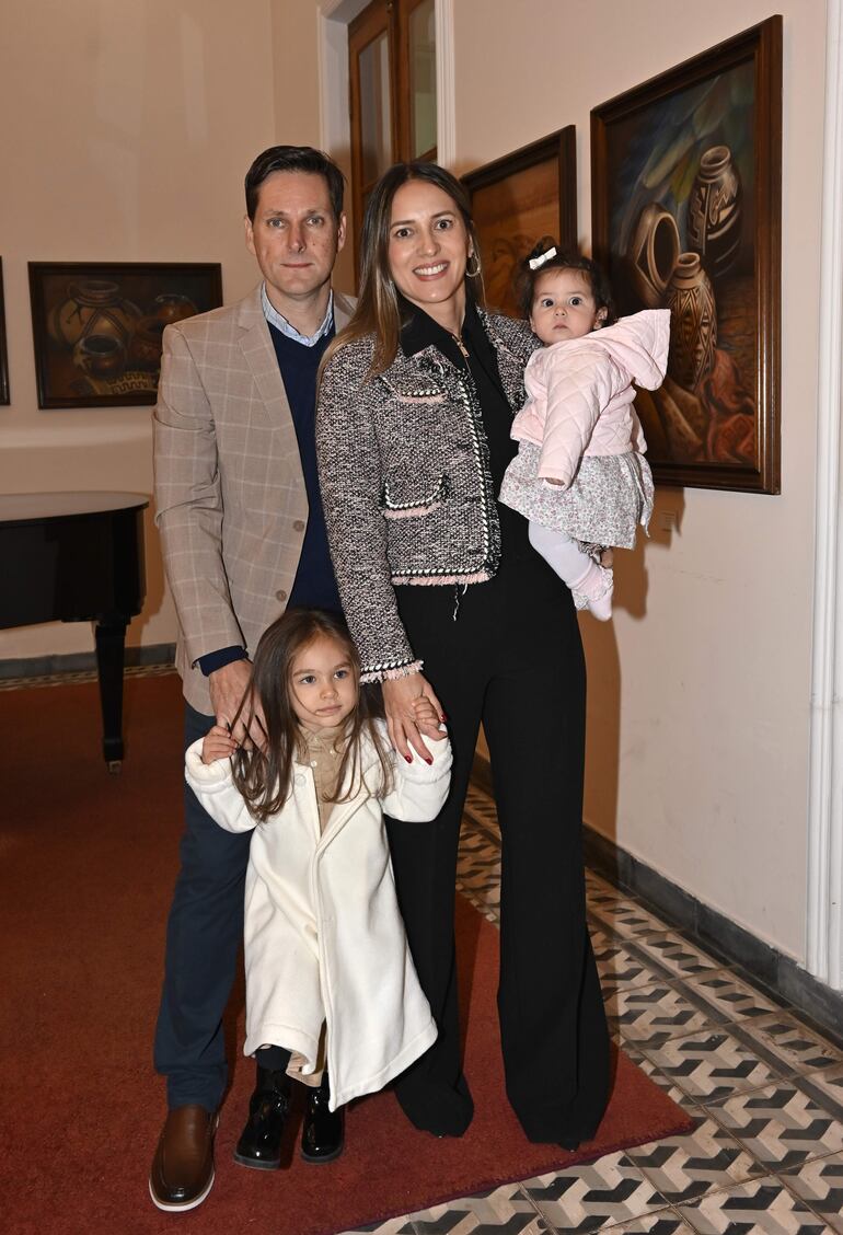 Vicente, Verona y Sienna Scavone junto a Emma Viedma. 