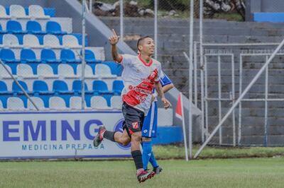 Germán Núñez celebra uno de los tres tantos que marcó ayer en la victoria a domicilio del Kelito sobre 12 de Octubre de Itauguá. (Foto: APF)