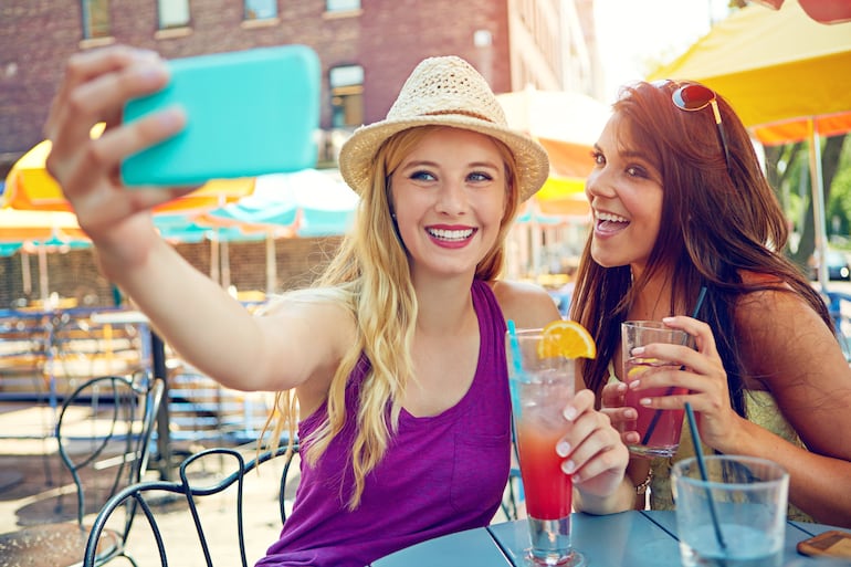 Amigas se toman selfies para redes sociales con el smartphone.