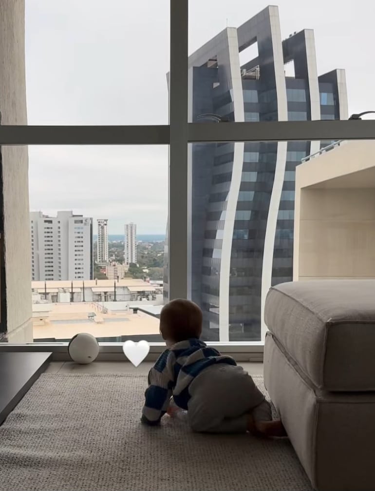 En su nuevo hogar en tierra guaraní, el bebé Brooklyn ya va tras la pelota, como su papá Tim Payne. (Instagram/Michelle Peters)