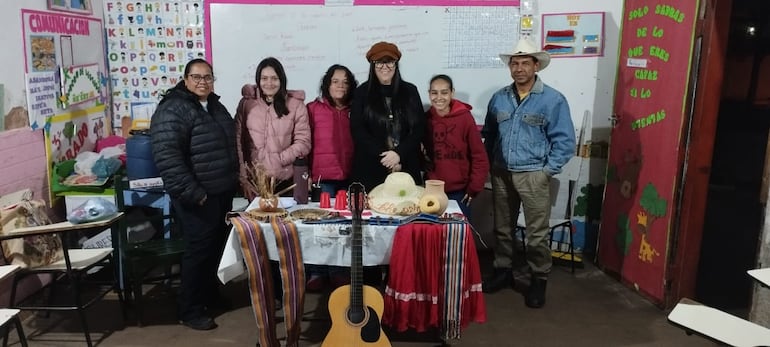 Imágenes del Centro de Educación Básica Bilingüe para personas jóvenes y adultas 1-56 San Roque González de Santa Cruz, ciudad de Concepción. Cada año, un grupo nuevo de personas de hasta 75 años termina su educación escolar básica.