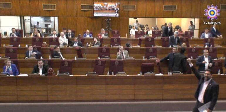 Sin quorum: Diputados opositores y disidentes se plantan ante “censura” de aplanadora cartista