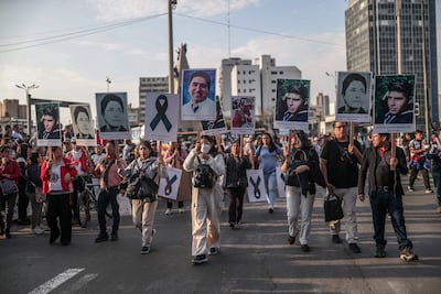 Decenas de personas protestan contra el gobierno de la presidenta de Perú, Dina Boluarte, hoy, en Lima (Perú).
